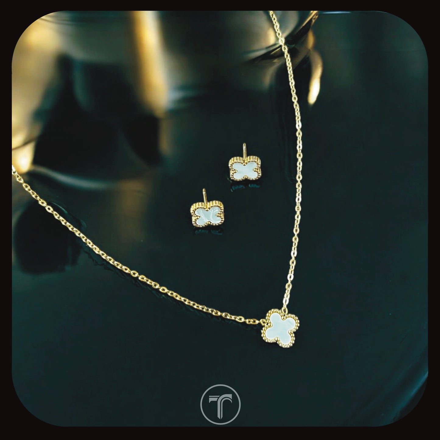 The Arrya Pendant Set