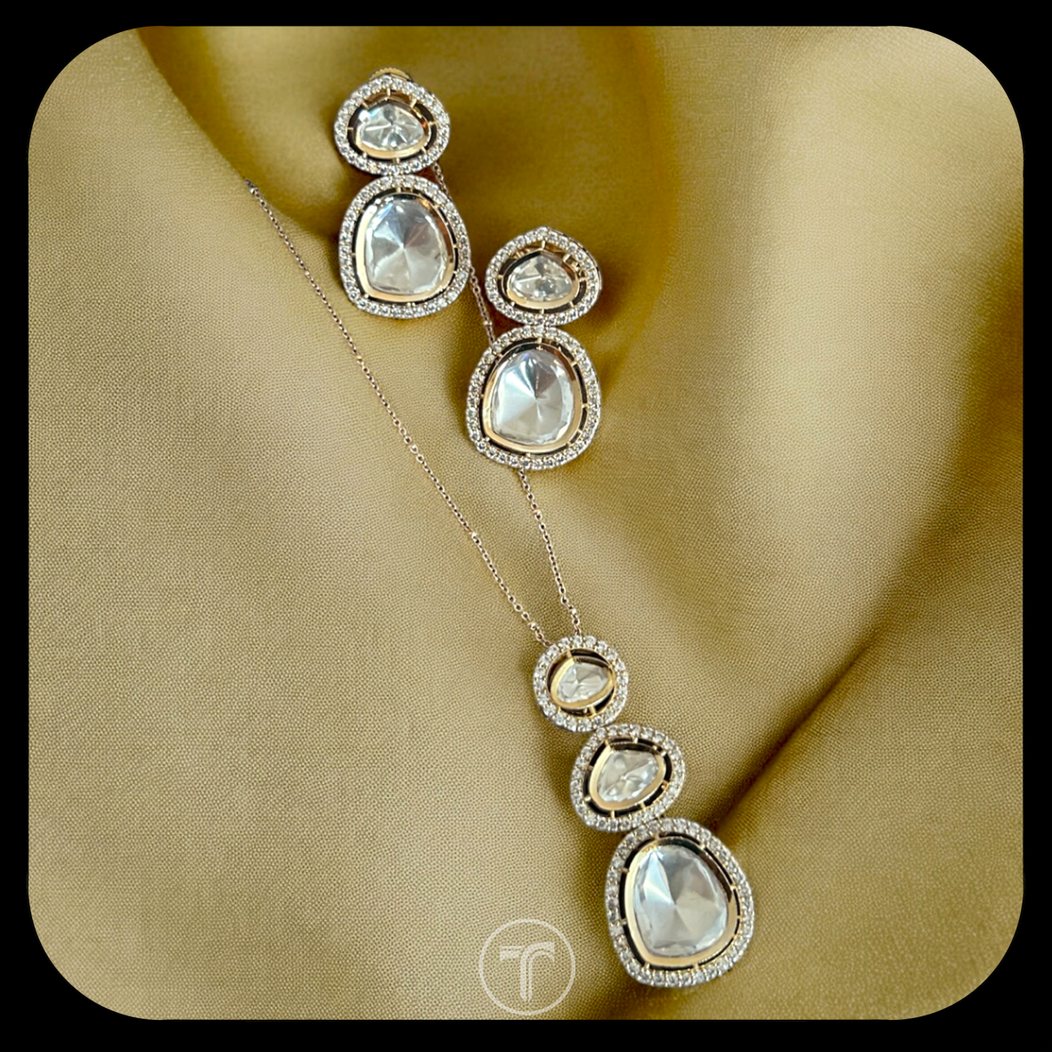 The Anyavi Pendant Set